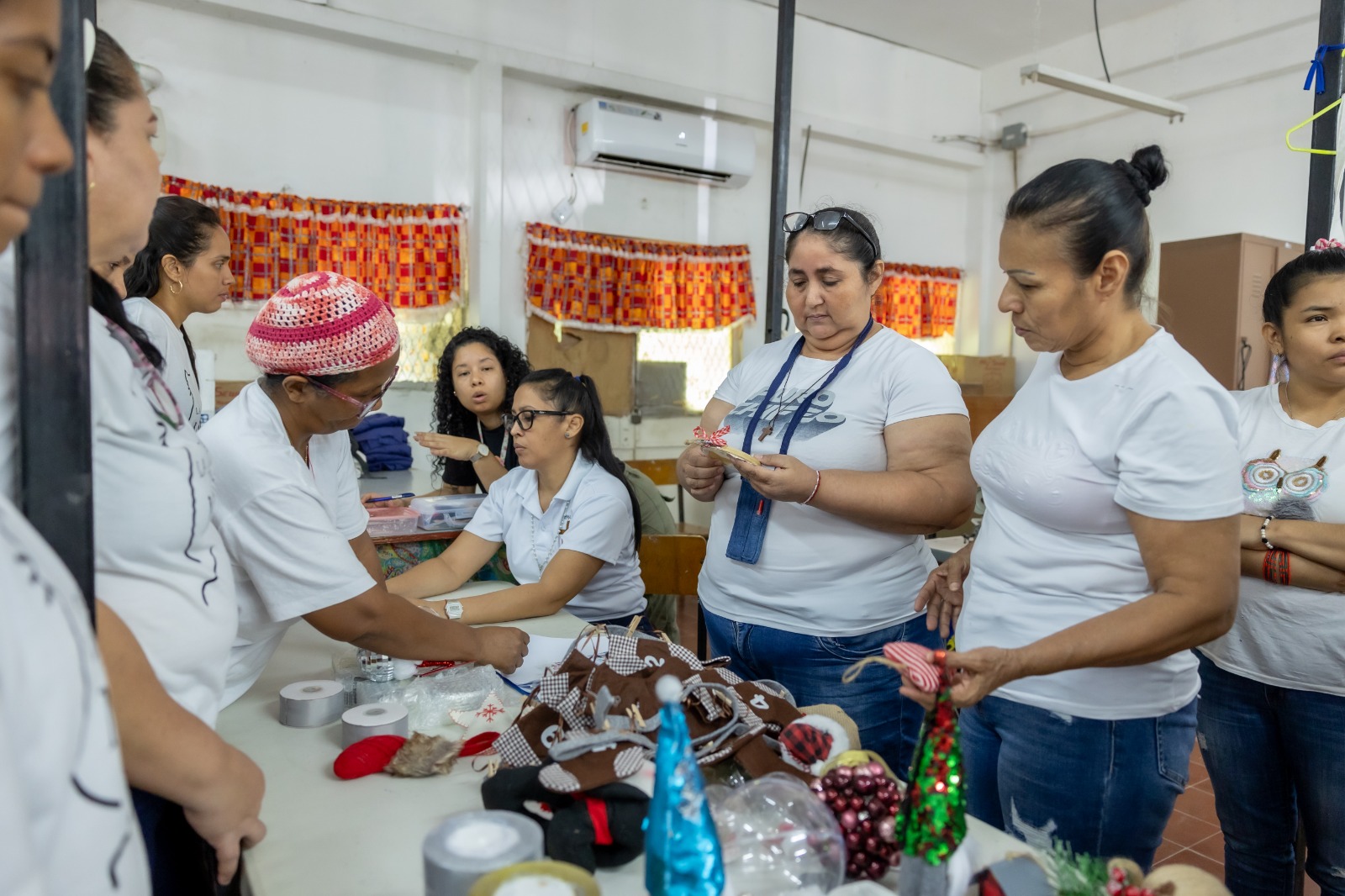 Privadas de libertad se preparan para el gran bazar navideño  