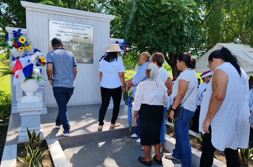 Docentes y obreros conmemoran el primer año del asesinato de Iván Rodrigo Mendoza y Abdiel Díaz 