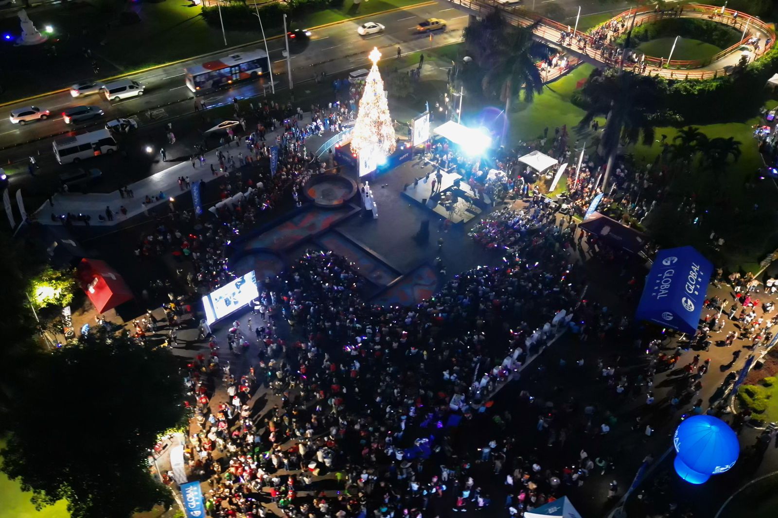 La Ciudad de las Estrellas encendió su árbol de Navidad 