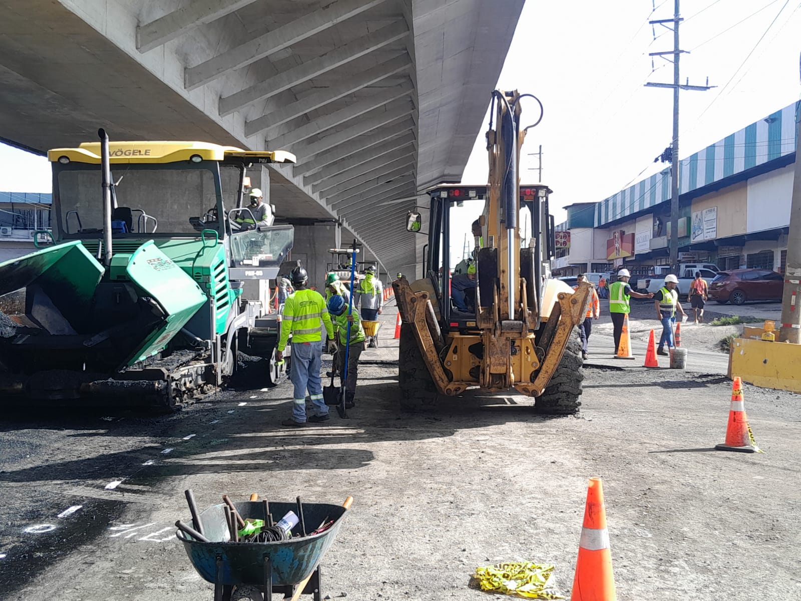 Un avance del 60% muestran trabajos de rehabilitación de carretera bajo el viaducto del Corredor de Las Playas 