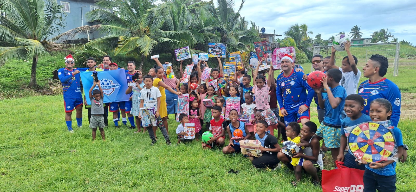 'Combo Colombiano' entregó juguetes de Navidad a niños de la Costa Abajo de Colón 