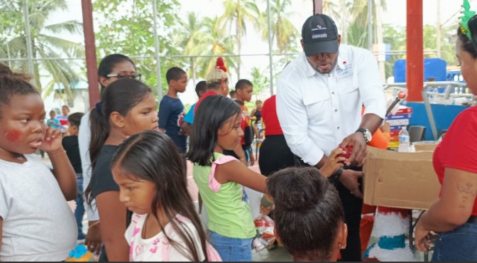 Despacho de la Primera Dama lleva Navidad solidaria a familias afectadas por las inundaciones 