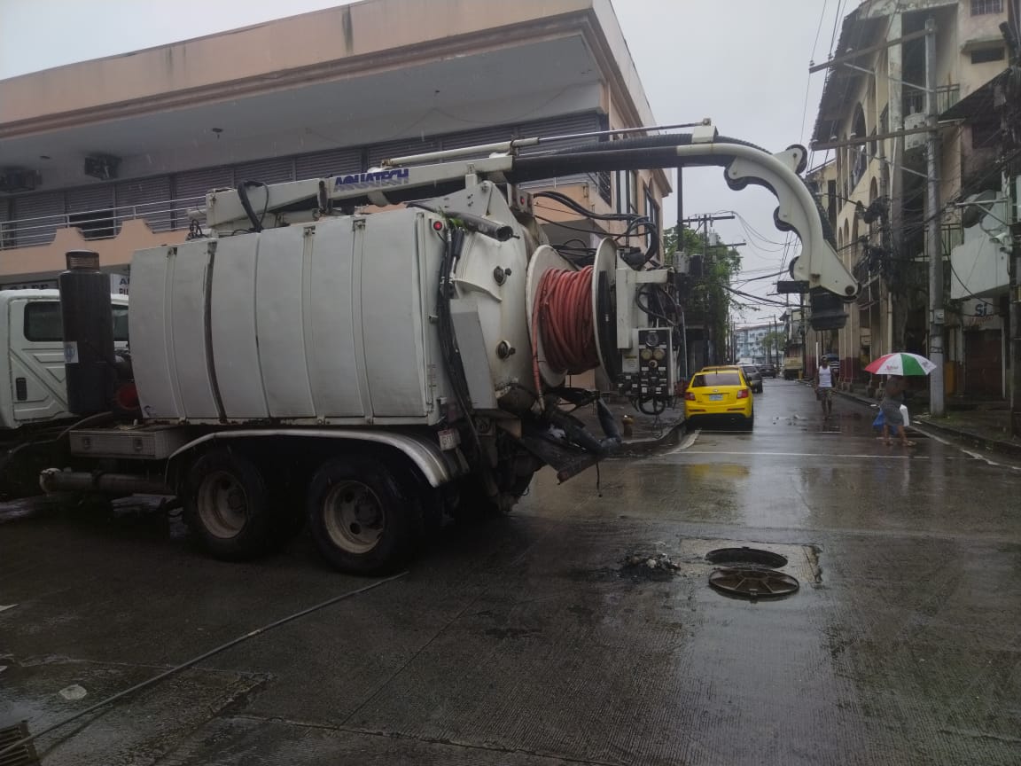 Cierran calle por aguas negras en la ciudad de Colón 