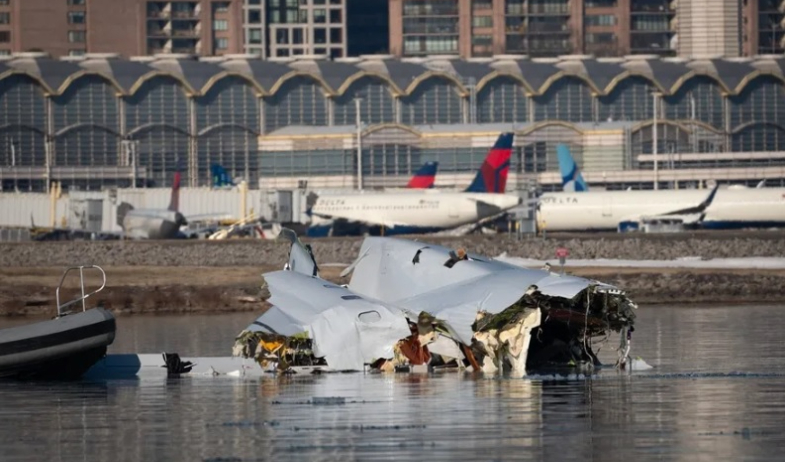 Recuperan la caja negra del avión siniestrado en Washington, mientras se busca a 14 desaparecidos 