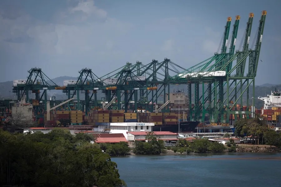 ¿Quiénes controlan los puertos que rodean el canal de Panamá? 