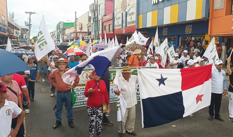 Docentes y comunidad de Santiago protestan contra el proyecto 163 