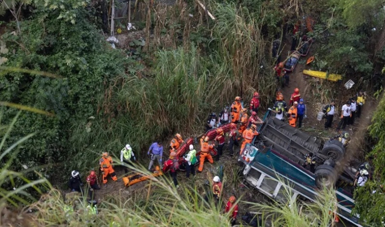 Aumentan a más de 40 los fallecidos en el accidente de un bus que cayó de un puente en Guatemala 