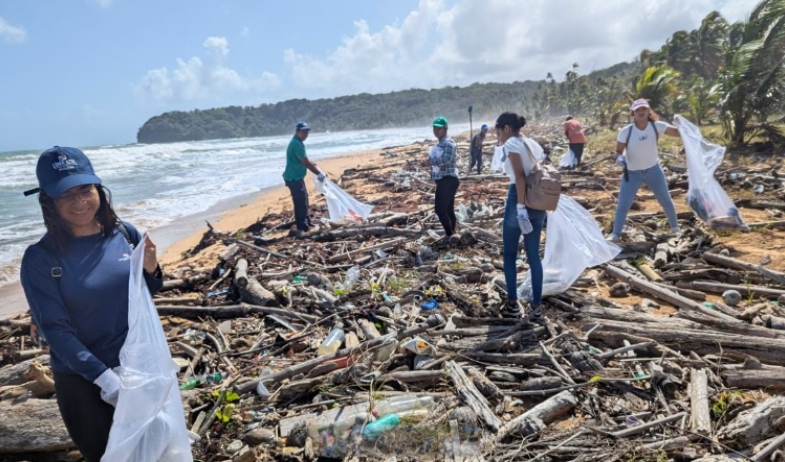 Recogen más de mil libras de basura en playa de Costa Arriba de Colón 