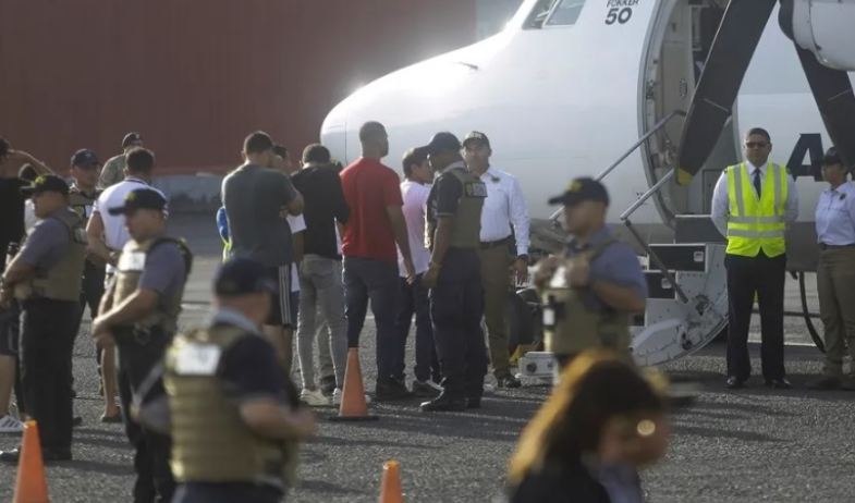 Llega a Panamá primer vuelo con  migrantes repatriados procedentes de Estados Unidos 