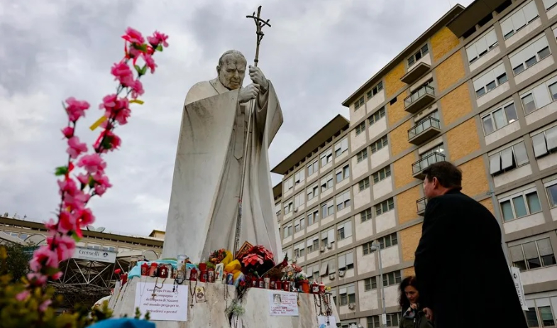 El papa Francisco requiere menos flujo de oxígeno en su terapia después de 32 días hospitalizado 