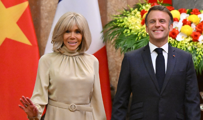¡'No tenemos tiempo que perder'! Presidente de Francia resta importancia a video donde su esposa parece golpearlo 