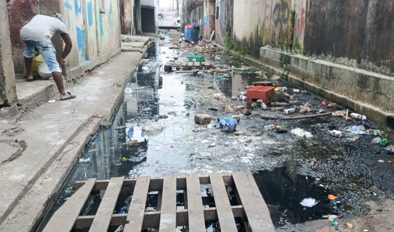 Residentes de Colón denuncian malos olores y aguas acumuladas en Callejón Martínez 
