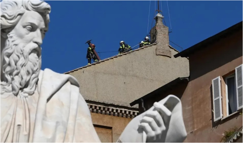 Se instala la chimenea en la Capilla Sixtina para el cónclave 