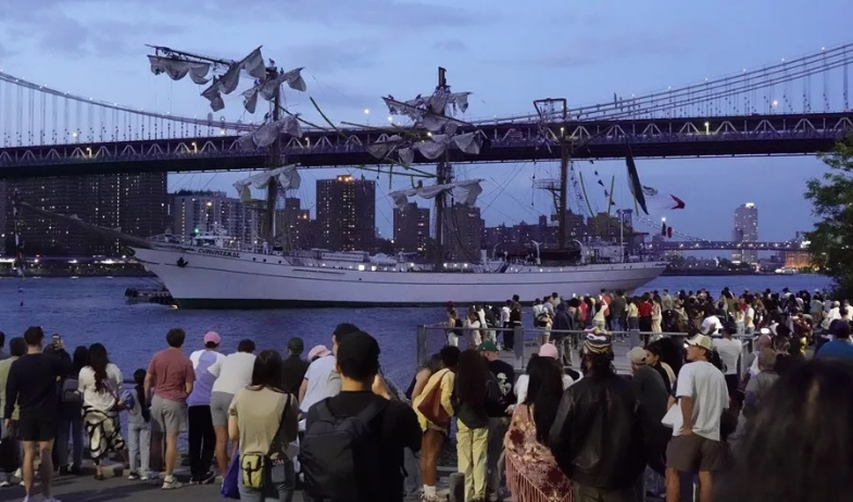 Dos muertos al chocar un buque escuela mexicano con el puente de Brooklyn de Nueva York 