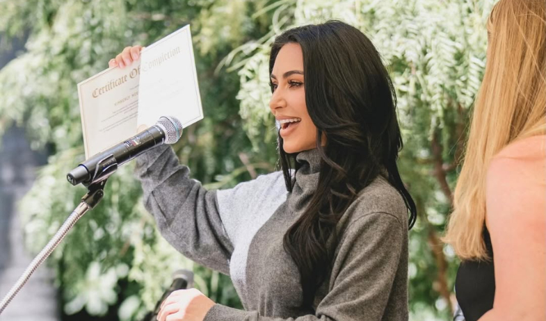 Kim Kardashian se convierte en graduada en Derecho 