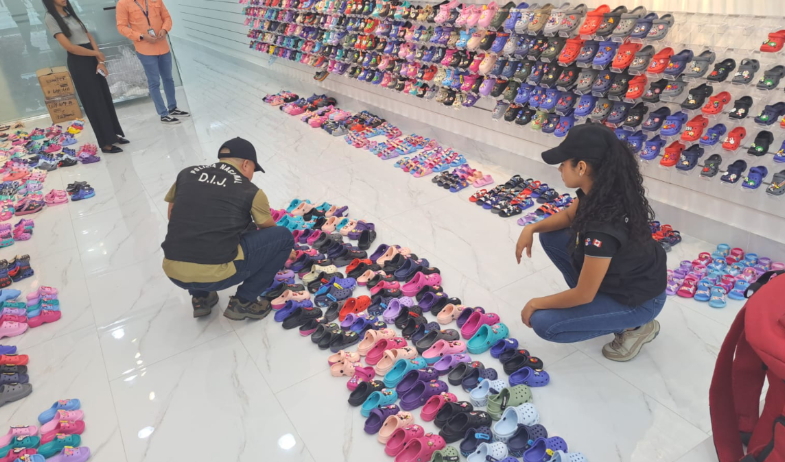 Allanan una tienda y una bodega en Colón decomisando millones de dólares en mercancía falsificada  