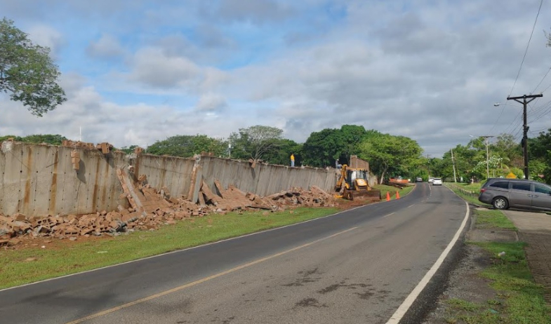 Colapsa muro por lluvias en Puerto Caimito; empresa inició demolición  