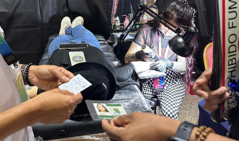 Salud verifica normas sanitarias en convención de tatuadores que se realiza en la capital panameña  