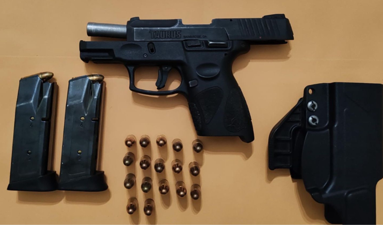 Dos detenidos y tres armas de fuego incautadas en operativos policiales en Colón 