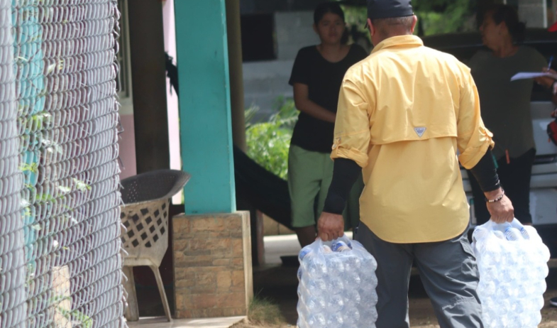 Reinician distribución de agua potable embotellada en sectores más afectados de Chitré 