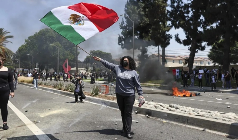 La bandera de México, el símbolo de las protestas en Los Ángeles que molesta a la Casa Blanca 