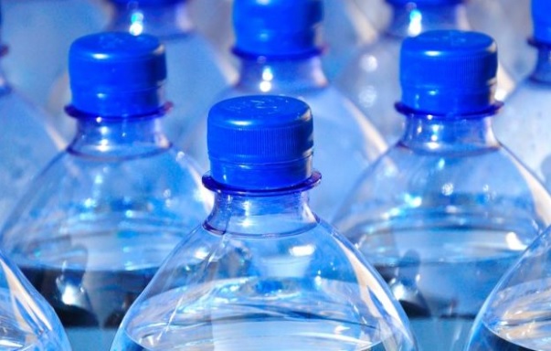Gobierno establece precio tope en venta de agua embotellada en Herrera y Los Santos 