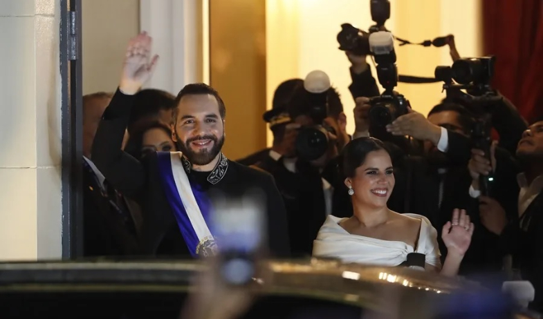 El presidente de El Salvador, Nayib Bukele, asegura que le tiene sin cuidado que le llamen dictador 