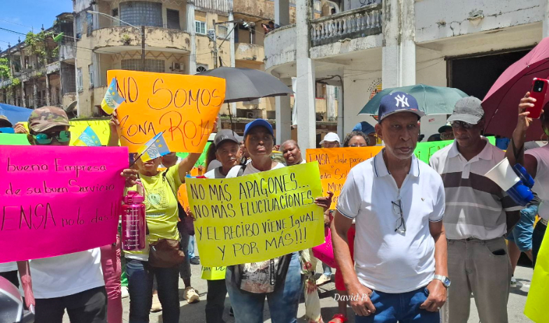 Arco Iris de Colón marcha por facturas eléctricas elevadas y constantes apagones  