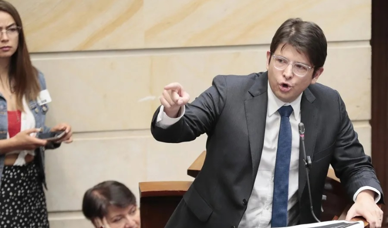 El senador colombiano herido en un atentado muestra 'indicios de mejoría neurológica' 