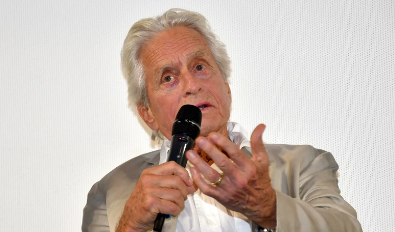 Michael Douglas pide perdón al mundo por el caos de Donald Trump 