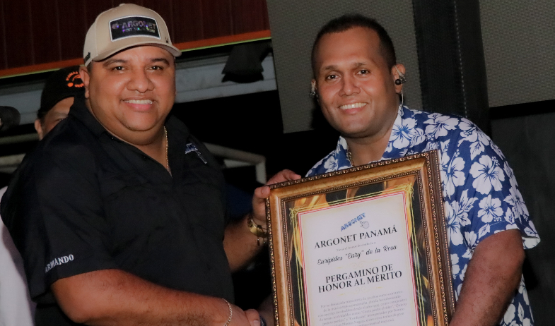 Eury De La Rosa recibe homenaje por tres décadas dedicadas al folclore panameño 