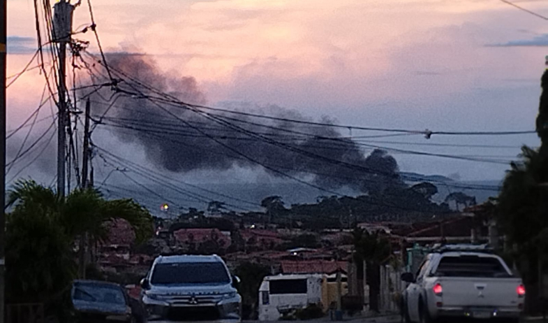Moradores de Playa Chiquita se quejan por quema de neumáticos clandestinamente 