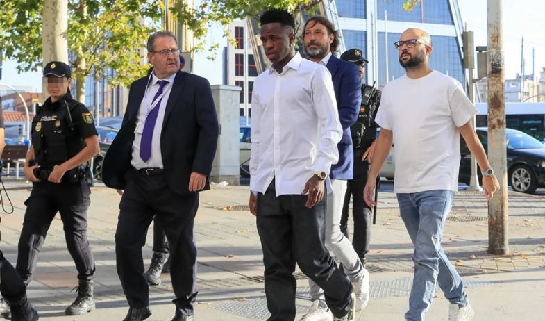 Condenados los ultras que colgaron el muñeco de Vinicius, aunque evitarán la cárcel 
