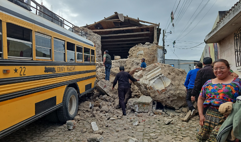 Sismos que dejaron al menos dos muertos, causan daños a casas y carreteras en Guatemala 