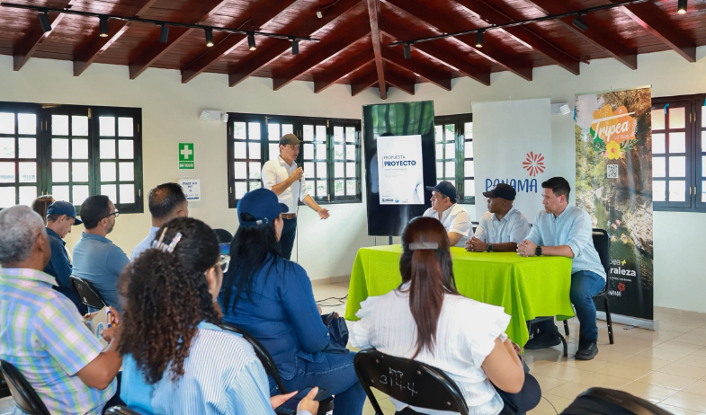 Analizan mejoras al servicio de transporte turístico en Pedasí 