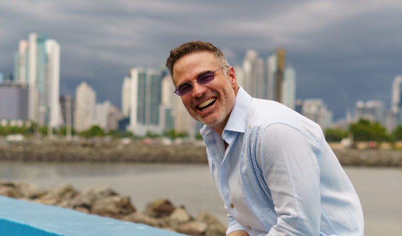 Roberto Manrique presenta en Panamá su obra sobre la presión de ser perfecto 