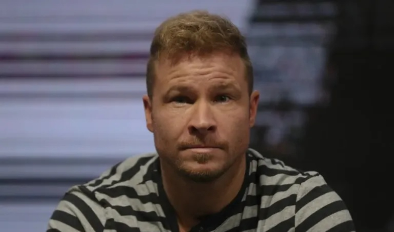 Un miembro de los Backstreet Boys demanda a la Policía por no evitar que turistas entren a su playa 