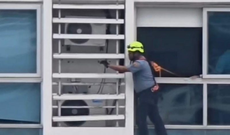 Intervención de los bomberos evita intento de suicidio en un edificio de la avenida Balboa   