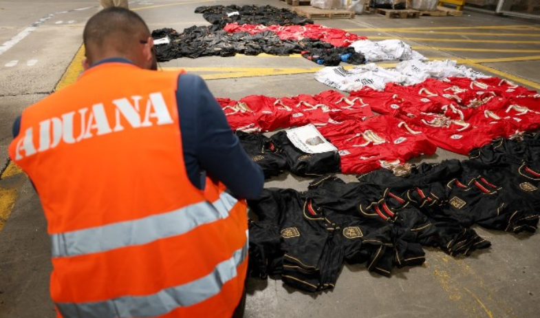 Aduanas da con nuevo hallazgo de presunta falsificación de camisetas de la selección 