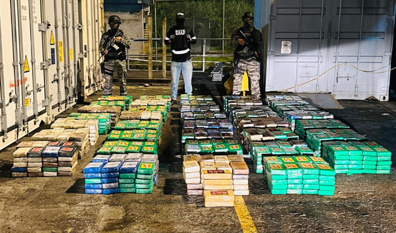 Decomisan más de mil paquetes con presunta droga en un puerto del Pacífico 