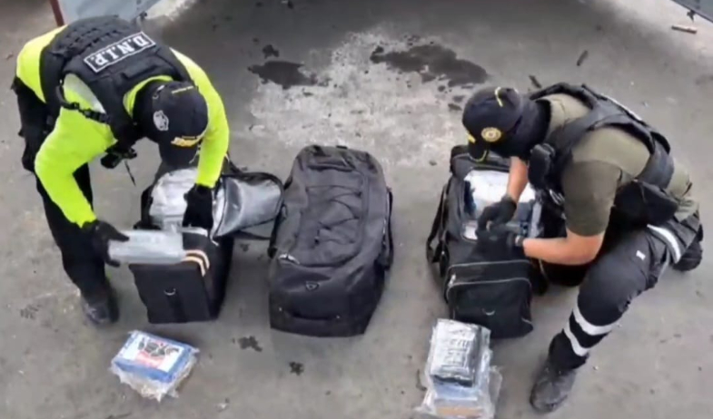 Policía Nacional incauta 95 paquetes de presunta droga y nueve armas de fuego  