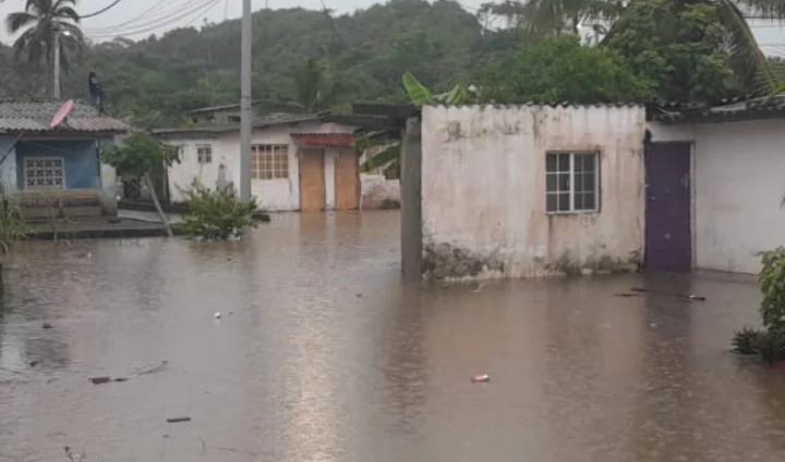 Mal tiempo en Colón provoca desbordes de ríos y daños en al menos once viviendas 