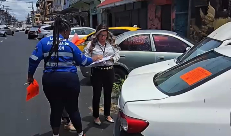 Inicia operativo para remover vehículos y kioscos abandonados en Colón 