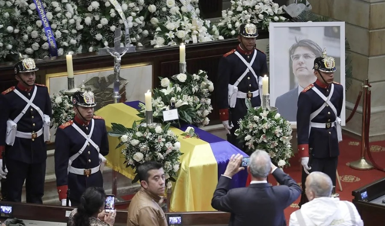 El público despide al senador Miguel Uribe Turbay en el Capitolio Nacional de Colombia 