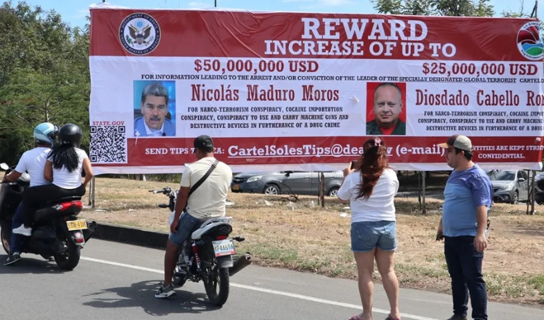 Una valla con la recompensa por Maduro y Cabello aparece en la frontera de Colombia con Venezuela 