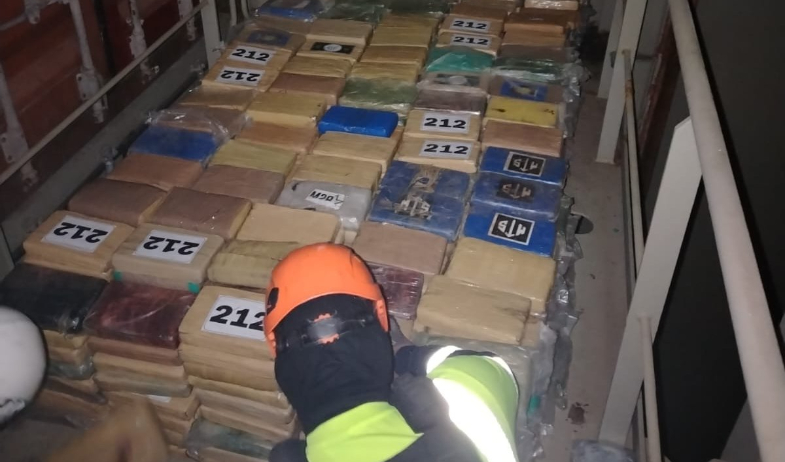 Incautan más de 1,800 paquetes de droga en buque atracado en Bahía Las Minas, Colón 