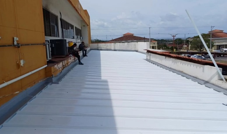 Presentan demanda por supuestas irregularidades en techo de unidad oncológica del Nicolás Solano 