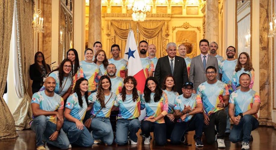 Mulino entrega pabellón nacional a la Selección de Panamá de Va’a que representará al país en Brasil 