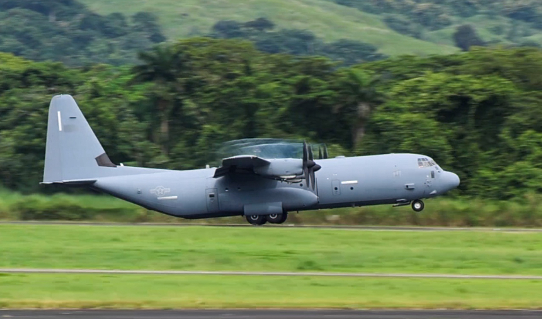 Llega aeronave C-130 de EE.UU. con equipos para entrenamiento con la Fuerza Pública de Panamá 