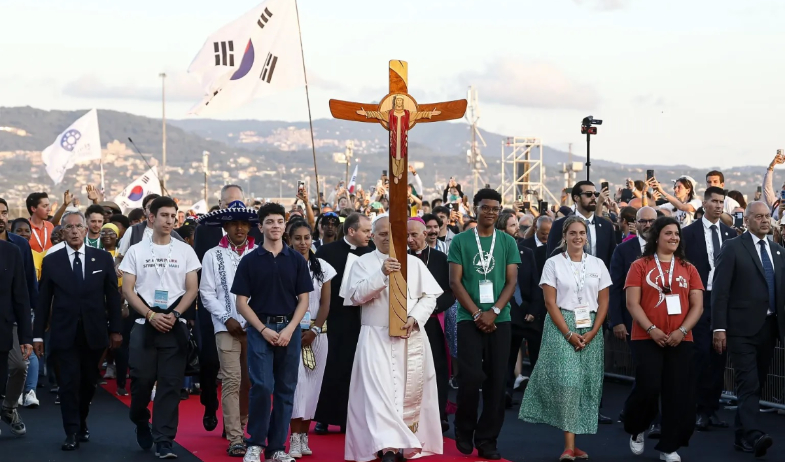 León XIV llega en helicóptero, ante cientos de miles de jóvenes, al Jubileo en Roma 